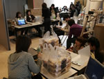 学生会議現場本部。目も回る忙しさに食事をするヒマもない