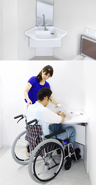 車いす対応洗面コーナー使用中の写真