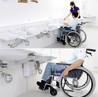 3連の車いす対応型洗面の写真