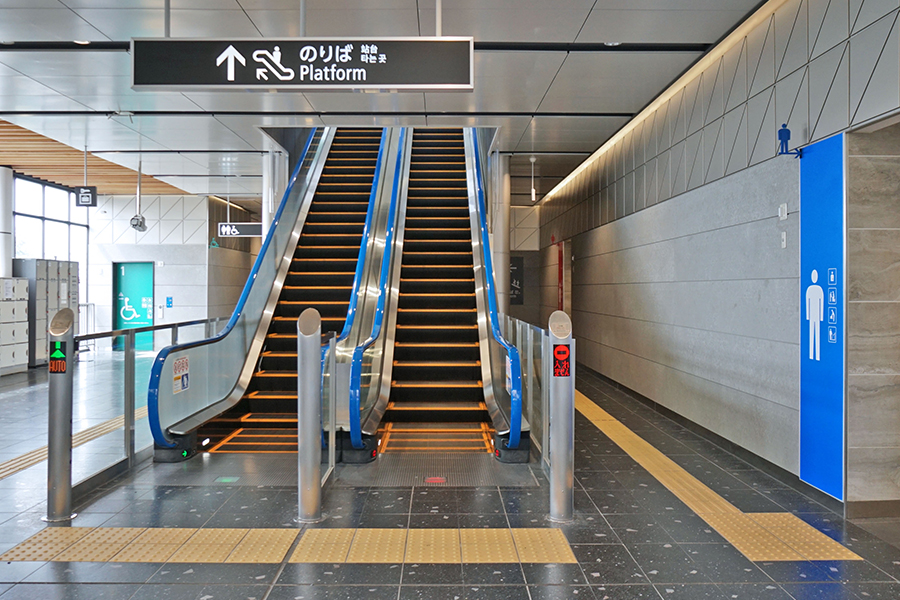 駅のエスカレーターと男性トイレの入り口付近
