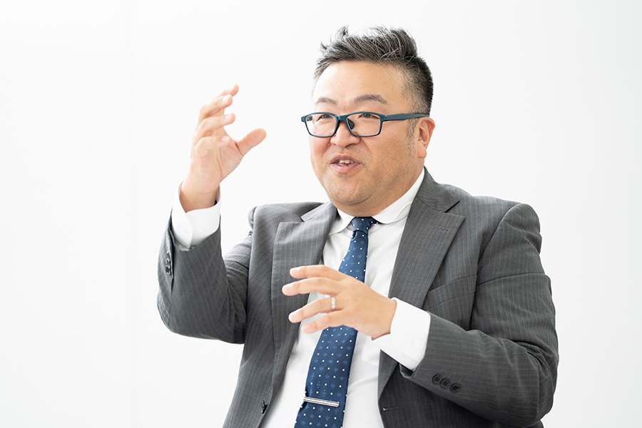 なんぶさんが身振り手振りをまじえ説明している