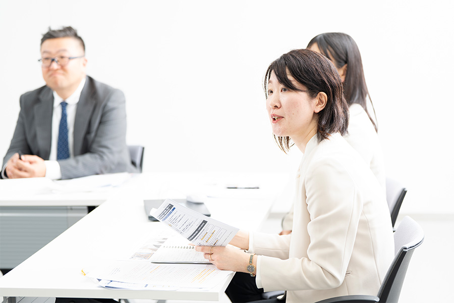 トートーのきのうちさんが資料を手にもって調査結果を説明している